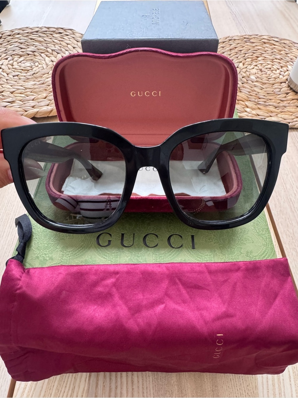 Gucci Black Sunglasses with Red Temple Stripes and Gold GG - Picture 5 of 6